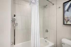 Embassy Suites by Hilton Lexington/UK Coldstream - Badezimmer