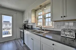Oak Island Beach Abode w/ Deck: Walk to Shore! - Intérieur
