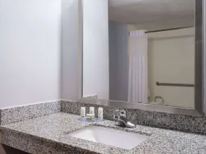 Baymont by Wyndham Indianapolis East - Salle de bain