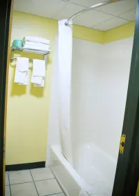 Days Inn by Wyndham Park City Kansas - Salle de bain