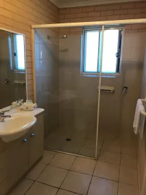 Albury Georgian Motel & Suites - Bathroom