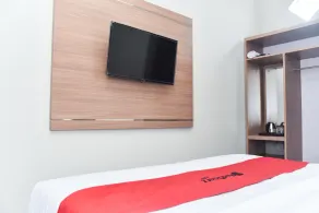 RedDoorz Plus near Malang Town Square - Chambre
