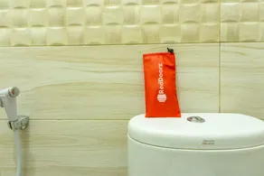 RedDoorz near Benteng Van Den Bosch - Bathroom