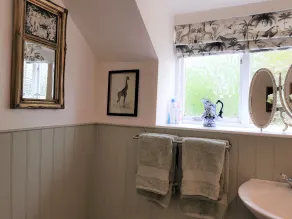 Cruck Cottage - Gorgeous 300 Year Old Cottage Mins from North Yorkshire Moors, Steam Trains and Picturesque Pickering - Bathroom
