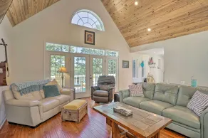 Riverfront Retreat on 4 Acres w/ Private Dock - Interiør