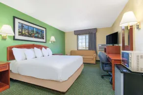 Days Inn by Wyndham Great Bend - Room