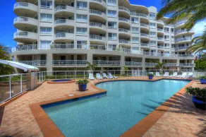 Kirra Beach Apartments - Piscina