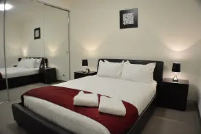 Southbank Apartment with Skyline View: 5-Min Walk to CROWN Casino - Zimmer