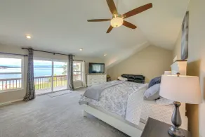 Beachfront Sagle Retreat w/ Boat Dock & Lift - Innvendig