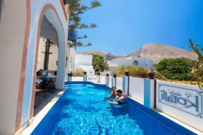 Tritonas Rooms - Basseng