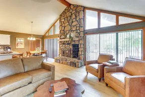 Steps to White River: Cabin Retreat w/ Dock Access - Innvendig