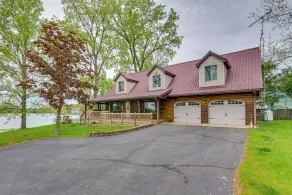 Lakefront Getaway w/ Fire Pit in Akron - Interiør