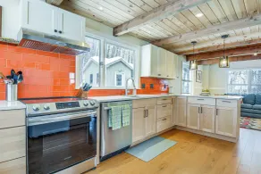 Cozy Vermont Escape w/ Deck, Near Skiing! - Interiør