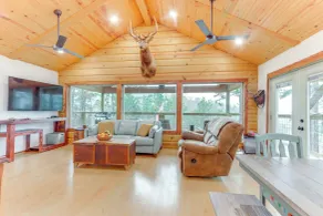 Cabin on Beaver Lake w/ Views & Furnished Deck! - Interiør