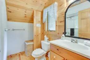 Pocono Dog-Friendly Home on River - Badezimmer