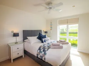 7 Ocean's Edge - Rom