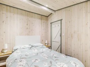 Lakeside Cabin - Room