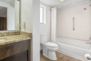 Quality Inn & Suites at Tropicana Field - Salle de bain