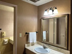 Piccadilly Inn Airport - Bathroom