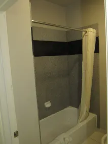 Camelot Inn & Suites Highway 290 NW Freeway - Bathroom