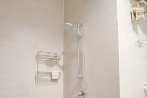 New And Homey Studio At West Vista Apartment - Badezimmer