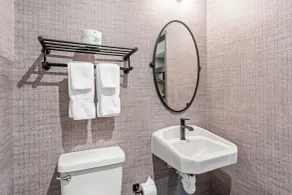 Beacon Suites Hotel - Bathroom