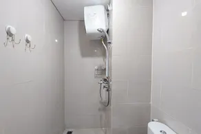 Comfort Stay 1BR at Podomoro City Deli Medan Apartment By Travelio - Bathroom