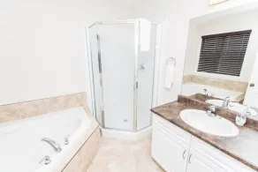 Fallsview Family Home - Baño