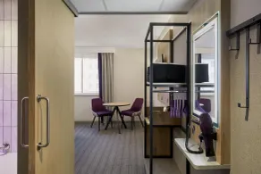 Premier Inn Bedford - Priory Marina - Room