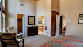 Alpine Aerie ligger i Yosemite West! <br><br>De tre våningar Huset har tre sovrum, tre badrum, amerikansk ... - Rum
