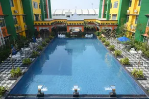 Mayfair World Cup Village - Piscine