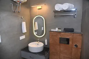 Aarush Hotel & Resort - Bathroom