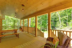 4 Mi to Fall Branch Falls: Peaceful Cabin w/ Deck - Innenbereich
