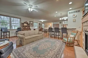 Lake Michigan Waterfront Home: 1 Mile to Downtown! - Interiör