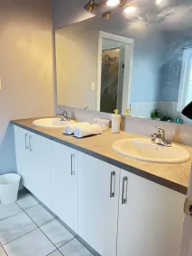 Relaxing 4-Bedroom Retreat in Bowmanville, Clarington - Badeværelse
