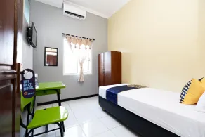 Hotel O Solo Point Guest House Syariah - Room