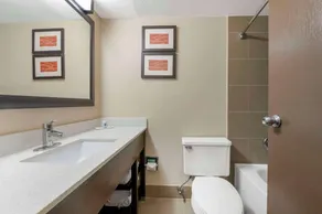 Comfort Inn & Suites Indianapolis Northwest - College Park - Salle de bain