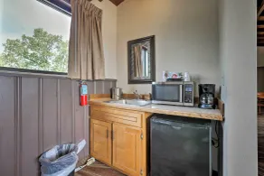 Burkesville Apt w/ Deck, Views & Pool Access! - Interiør