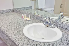 Days Inn & Suites by Wyndham Fullerton - Bathroom