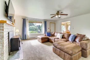 1 Mi to Snoqualmie River: Pet-friendly Getaway - Interior