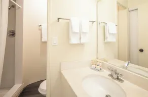 Ohia Waikiki Studio Suites - Bathroom