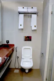 Hotel Mumbai House Andheri East, Mumbai - Bathroom