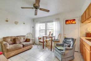 3 Mi to Mill Creek Park: Willingboro Home w/ Grill - Innvendig