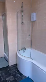 Spacious Maisonette Stay Sleeps 11 - Bagno