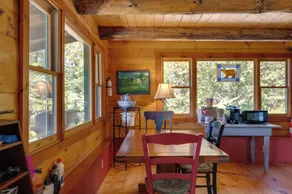 Remote Escape: Vermont Cabin w/ Mountaintop Views! - Innvendig