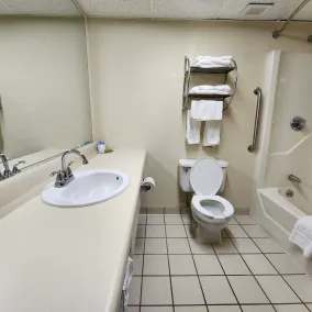 Katahdin Inn & Suites - Baño