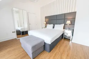 Edinburgh Castle Apartments - Room
