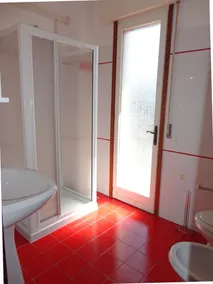 Beautiful Villa With Garden and Pool for 8 People - Badezimmer