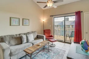 Orange Beach Retreat w/ 4 Pools - Walk to Beach! - Interiör