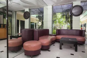 RedDoorz Syariah near T1 Juanda Airport 2 - Salón en el vestíbulo